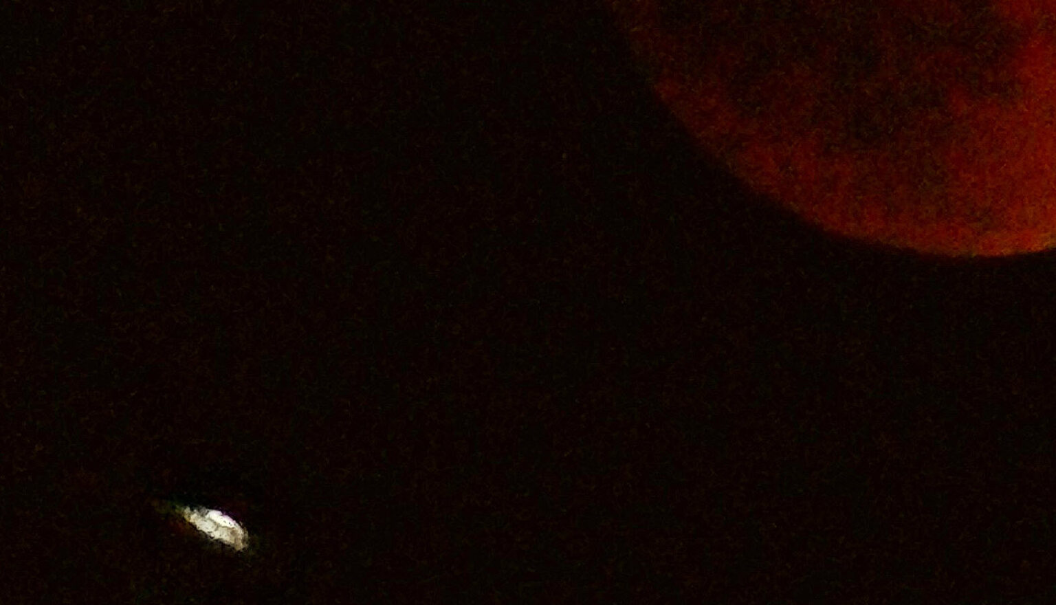 UFO Appears During September 27th, 2015 “Blood Moon”