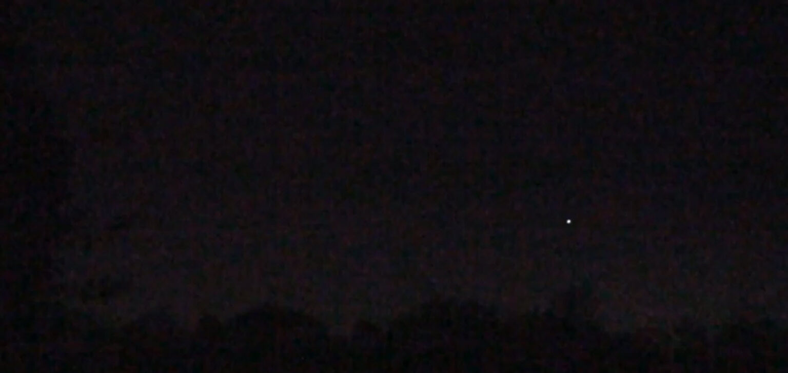 Bright Red and White Flying, Flashing Objects over Lewis Center, Ohio – November 4, 2016